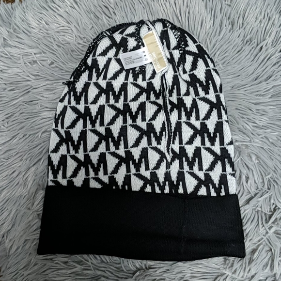 Michael Kors beanie hat - Picture 2 of 4